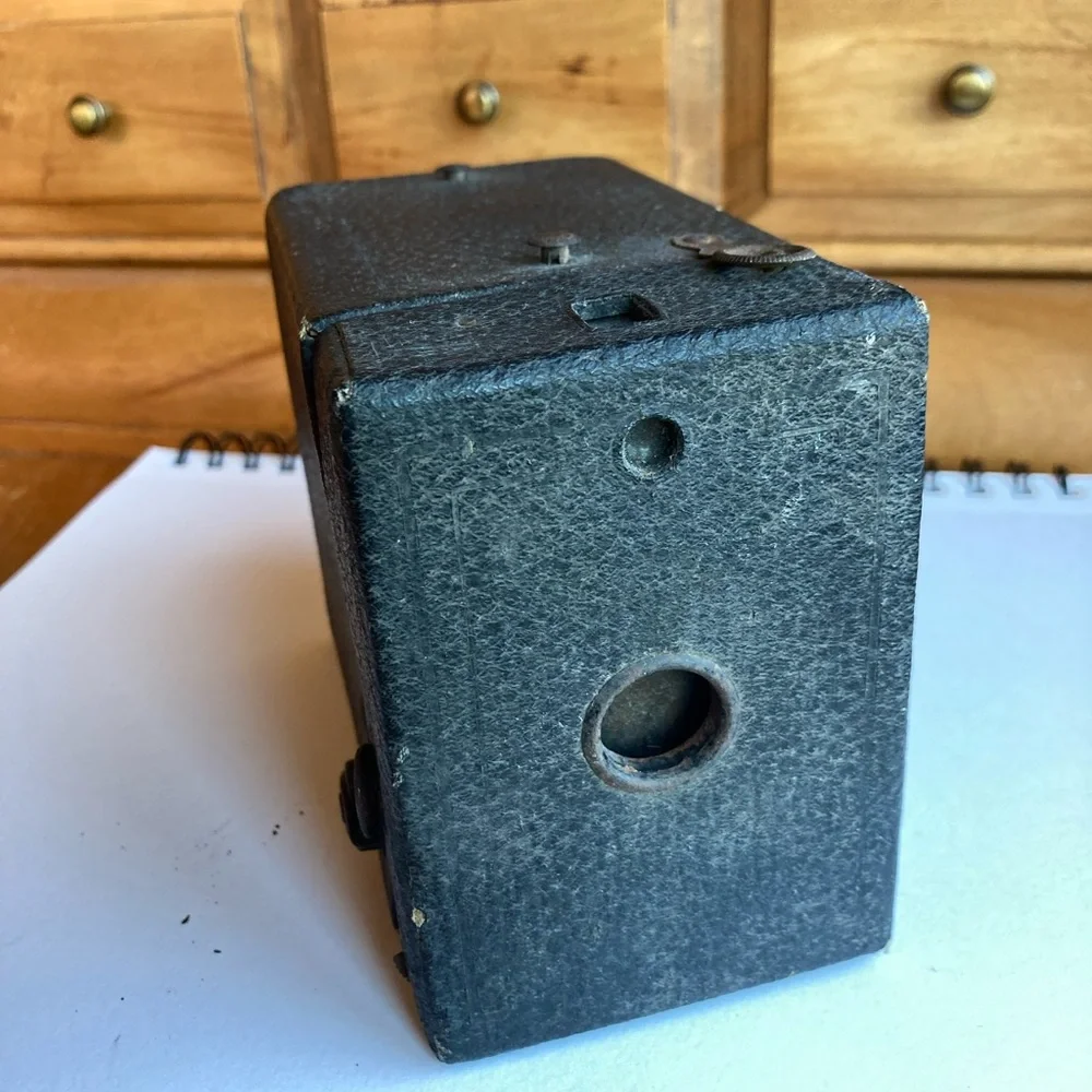 Eastman Kodak 120 Black Box Camera. Not tested. I have not opened it.
