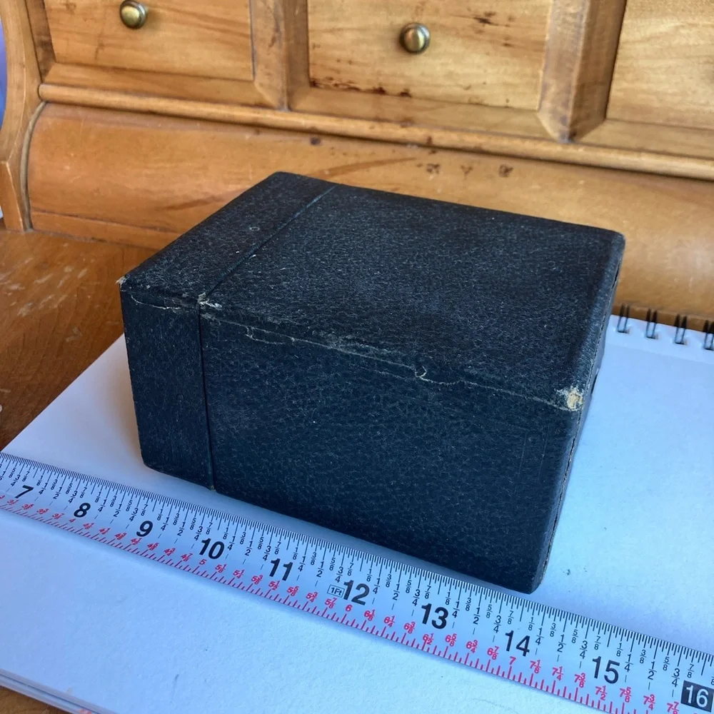 Eastman Kodak 120 Black Box Camera. Not tested. I have not opened it.