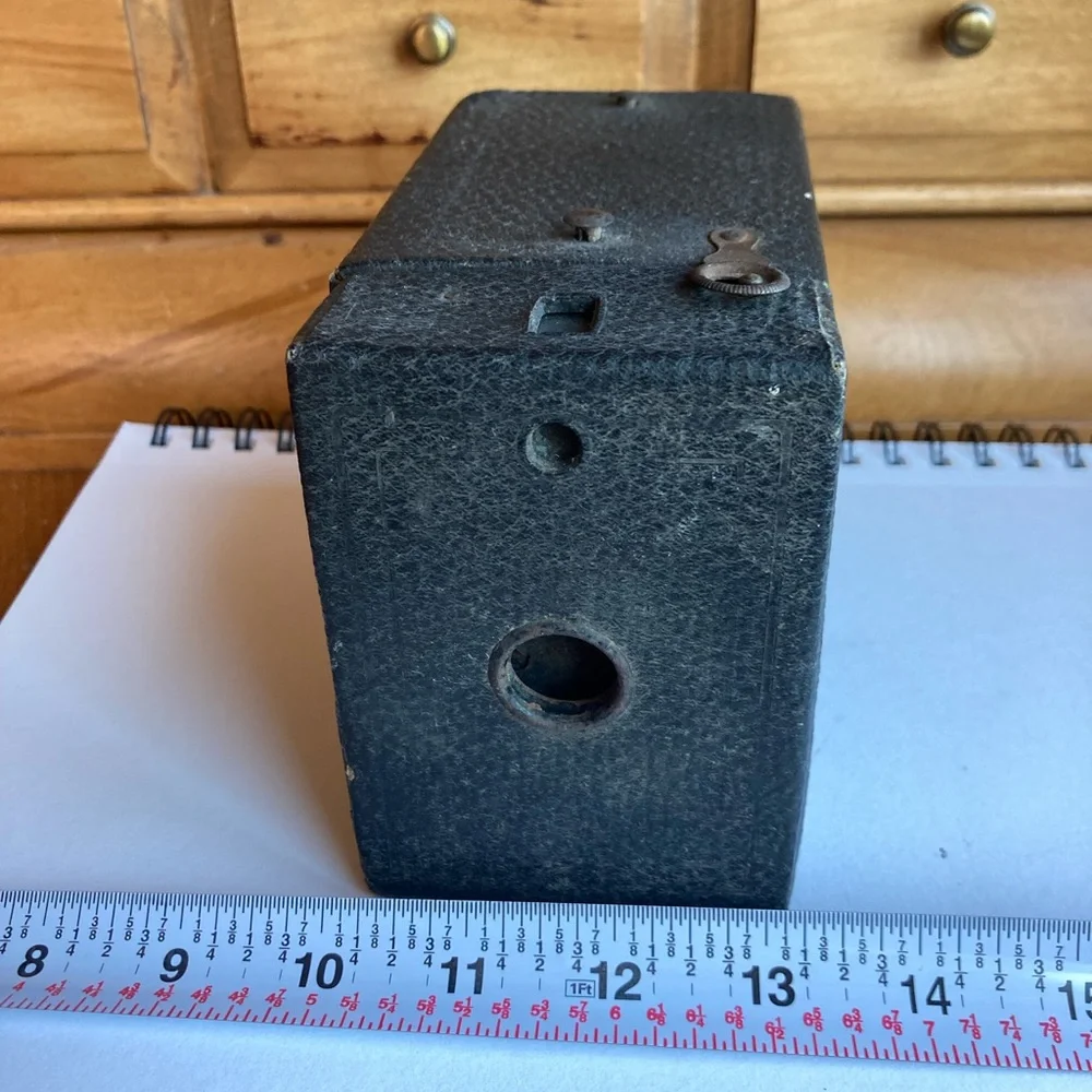 Eastman Kodak 120 Black Box Camera. Not tested. I have not opened it.