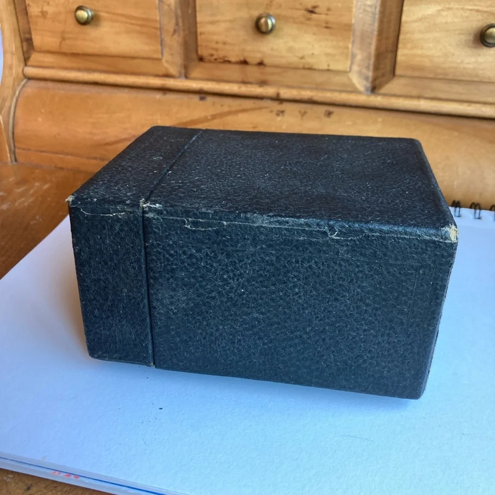 Eastman Kodak 120 Black Box Camera. Not tested. I have not opened it.