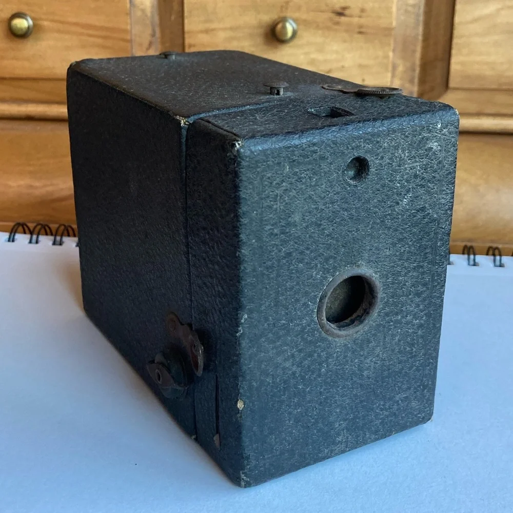 Eastman Kodak 120 Black Box Camera. Not tested. I have not opened it.