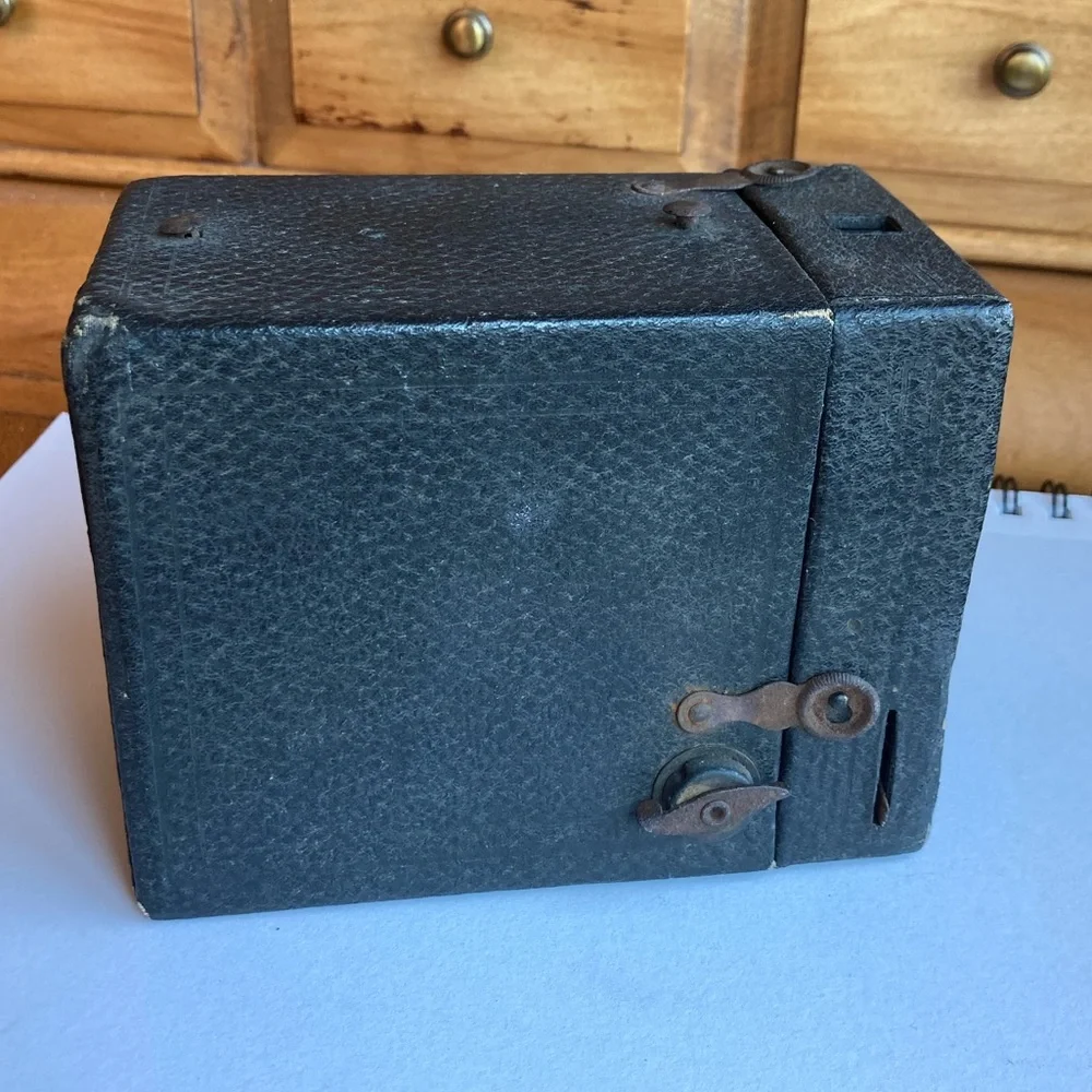 Eastman Kodak 120 Black Box Camera. Not tested. I have not opened it.