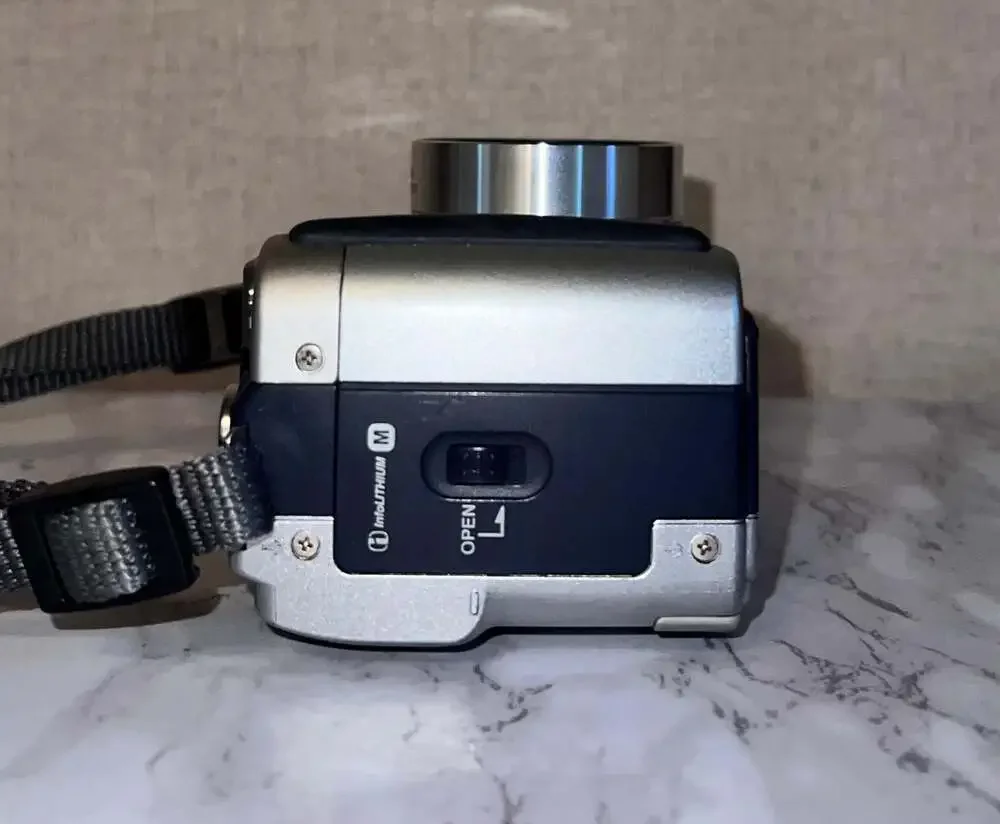 Sony Cyber-shot DSC-S70 3.3MP Digital Camera with 64MB Memory Stick & Battery