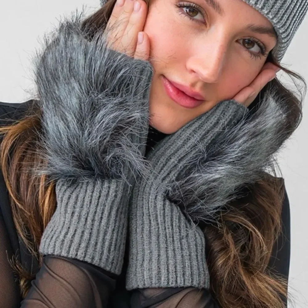 NWT New Adrienne Landau Light Gray Faux Fur Fingerless Gloves/Wrist Warmers. OS