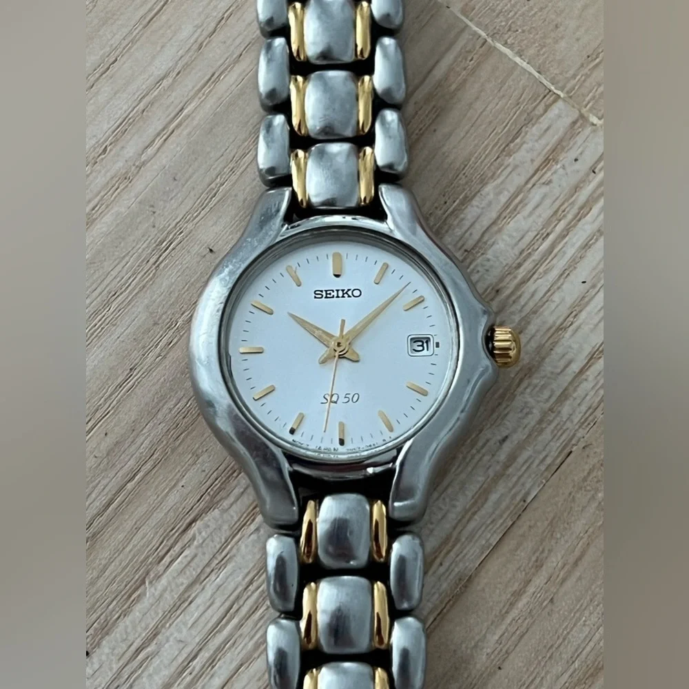 Seiko SQ 50 Vintage Ladies Watch Stainless Dial Two-Tone Bracelet Date Window