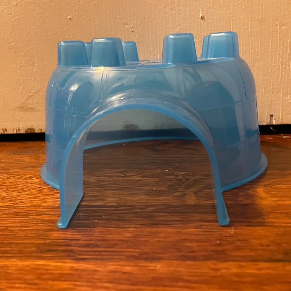 Kaytee mini igloo. New.