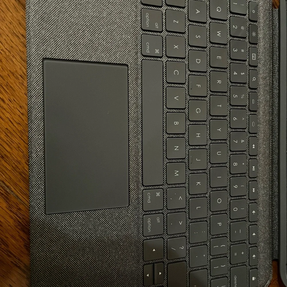 Logitech keyboard/case for IPad Air (4th generation)