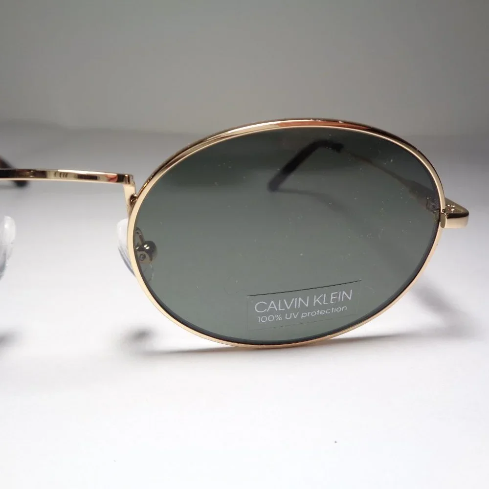 Calvin Klein provide construction lens