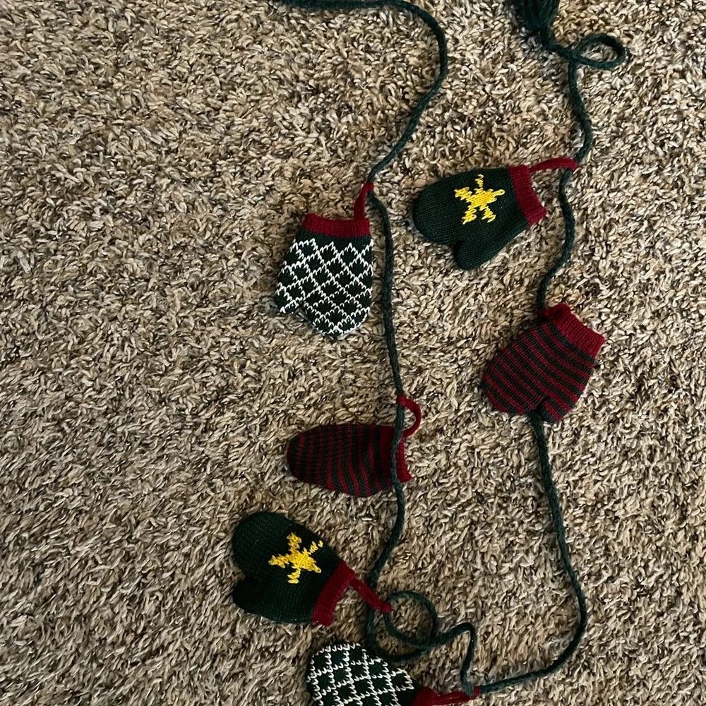 Mitten garland