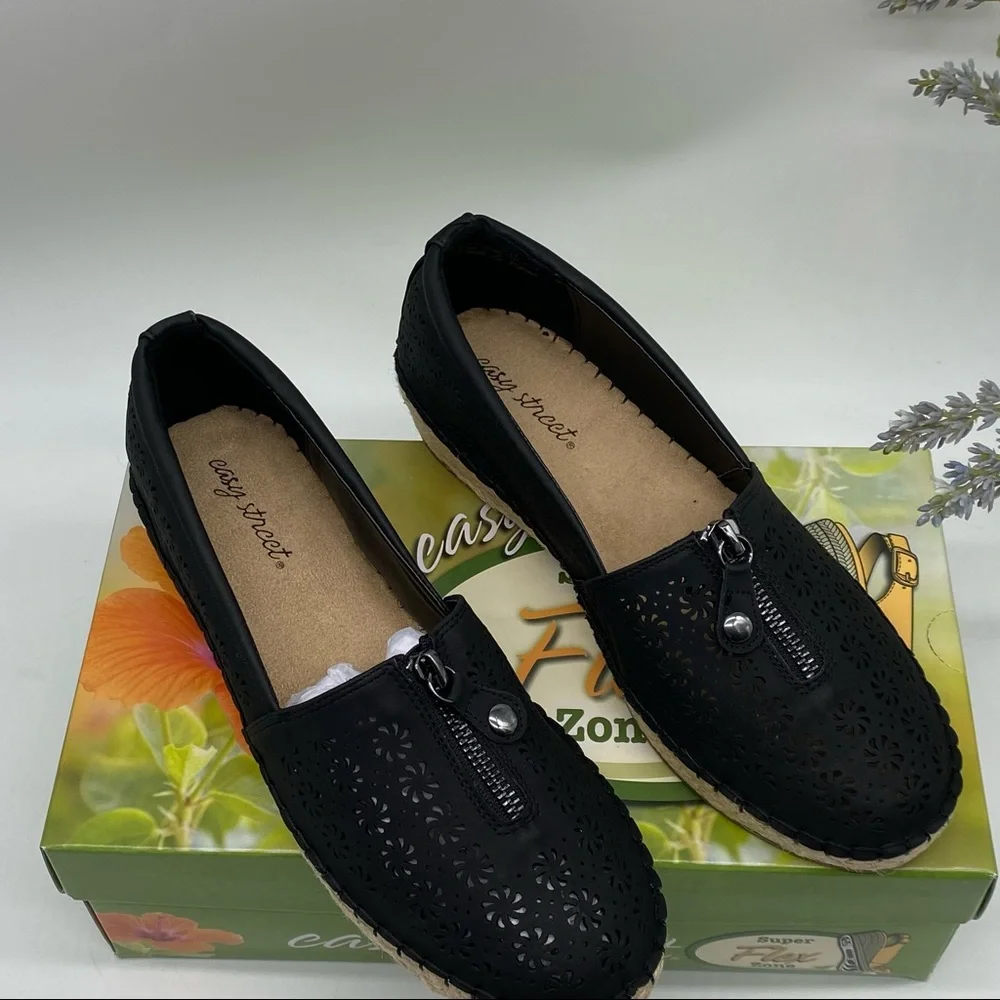 EASY STREET Women's Zenon Comfort Flats in Black size 8W NIB