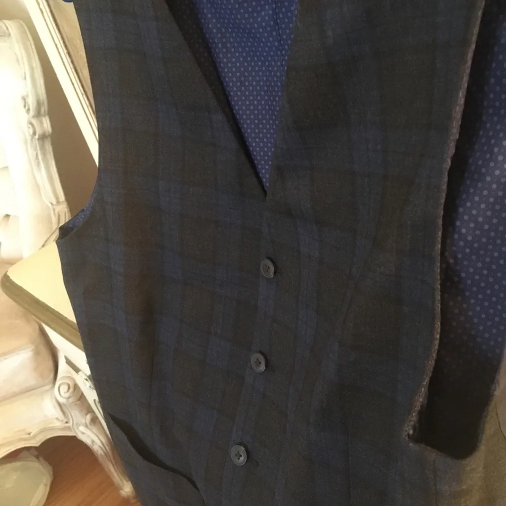 Fairlane men’s like new charcoal/blue plaid jacket & vest size S. C:197