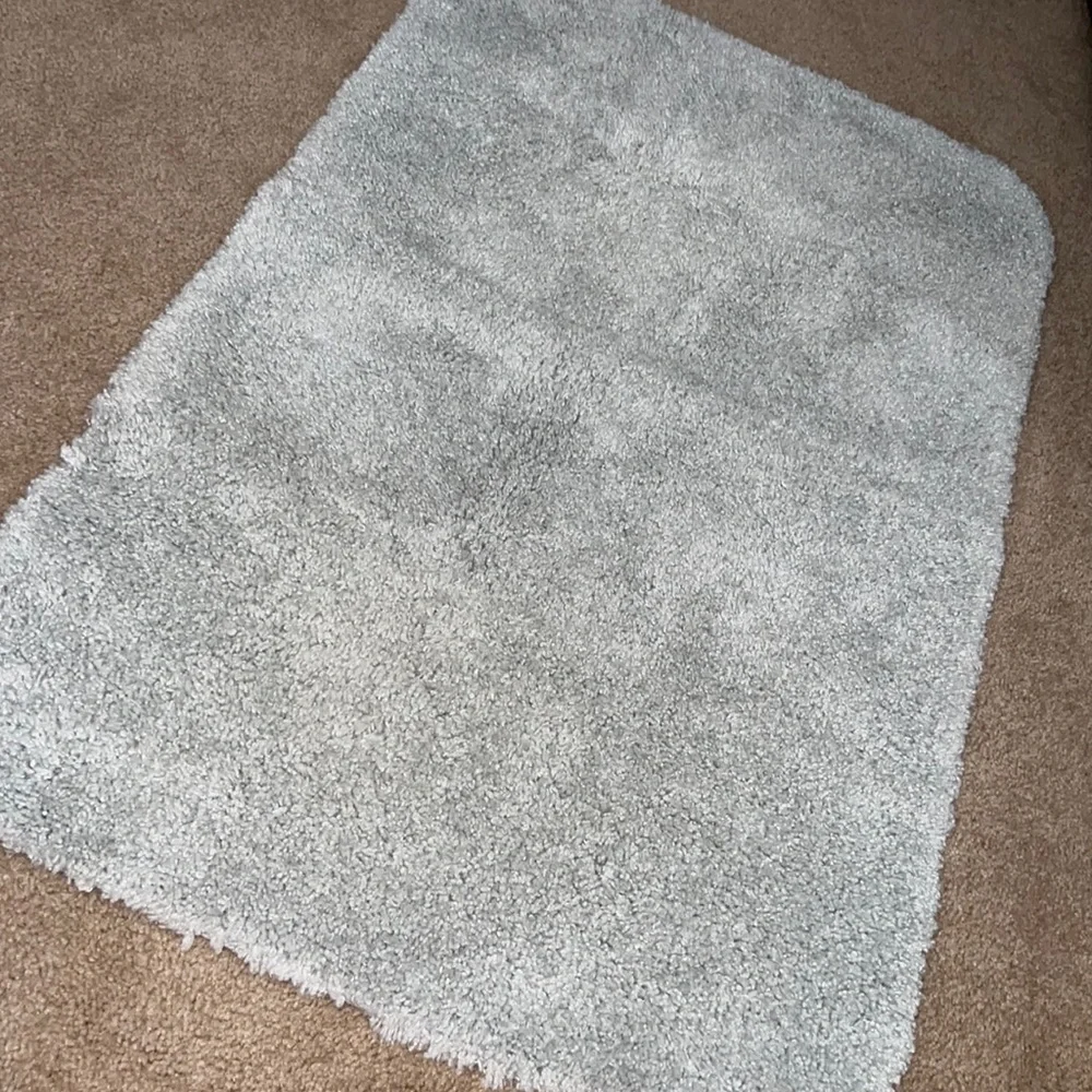 large gray bath mat