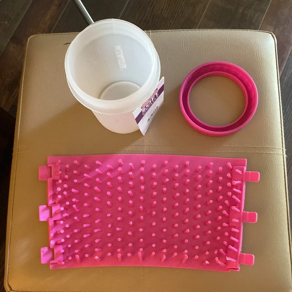 NWT Dexas MudBuster for Pups, Sz. M. Pink. Soft Silicone Bristles.