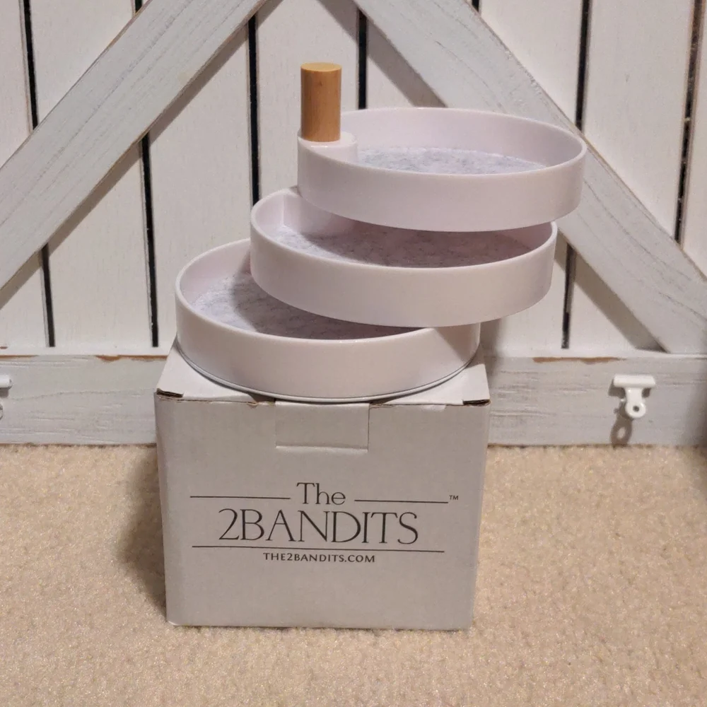 The 2Bandits jewelry holder