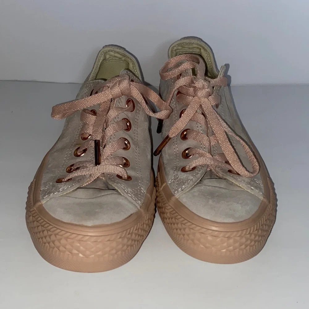CONVERSE ALL* STAR color  pink size 7 great condition.