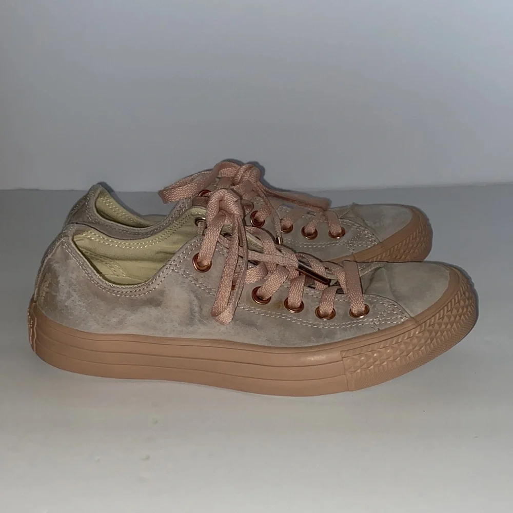 CONVERSE ALL* STAR color  pink size 7 great condition.