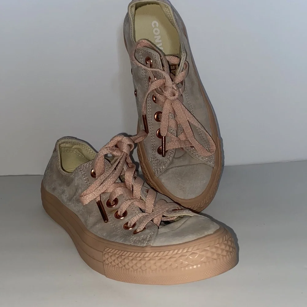 CONVERSE ALL* STAR color  pink size 7 great condition.