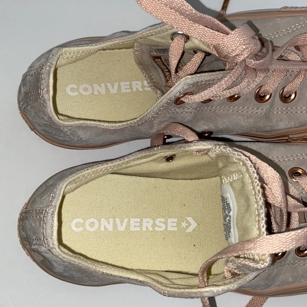 CONVERSE ALL* STAR color  pink size 7 great condition.