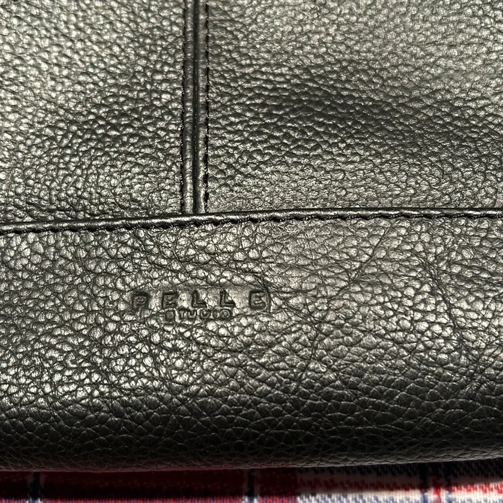 Black leather 15 inch by 13 inch leather briefcase Excellent condition perfect