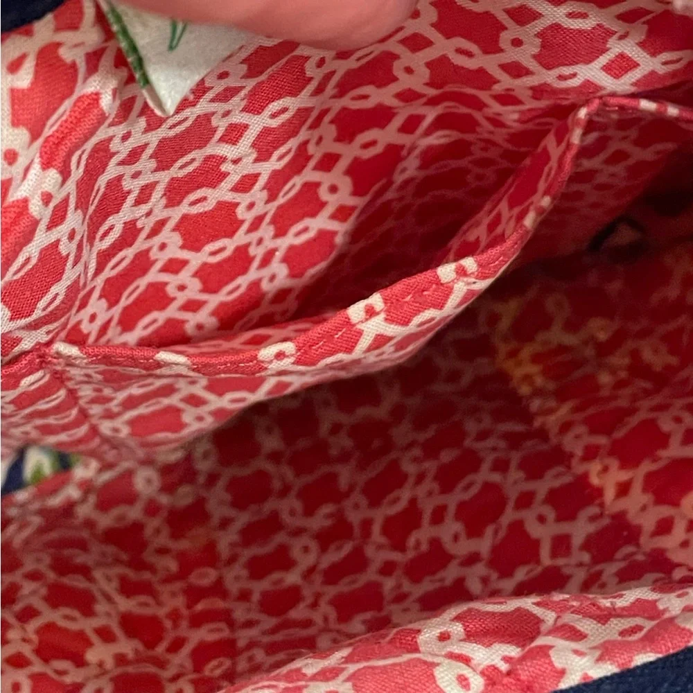 Vera Bradley zipper closure