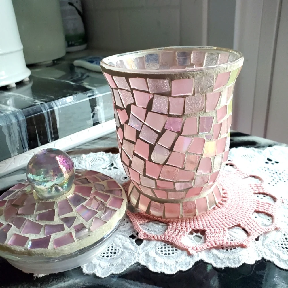 Pink glass-pieces accessories container with lid