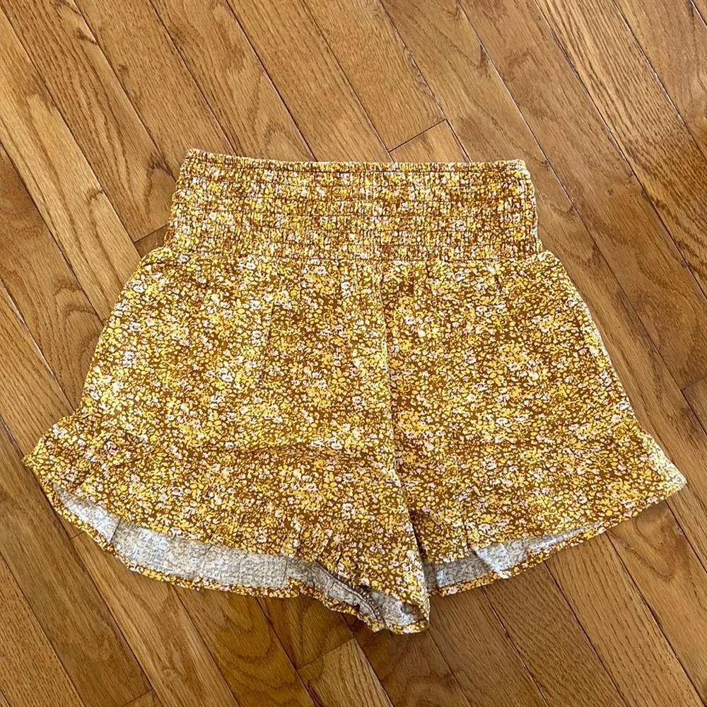 Wild Fable ruffle pull on shorts