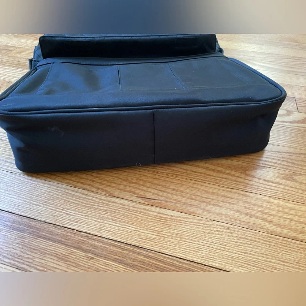 iSkin Black Ninja Laptop Computer Messenger Bag NWOT Quilted Inner Cover