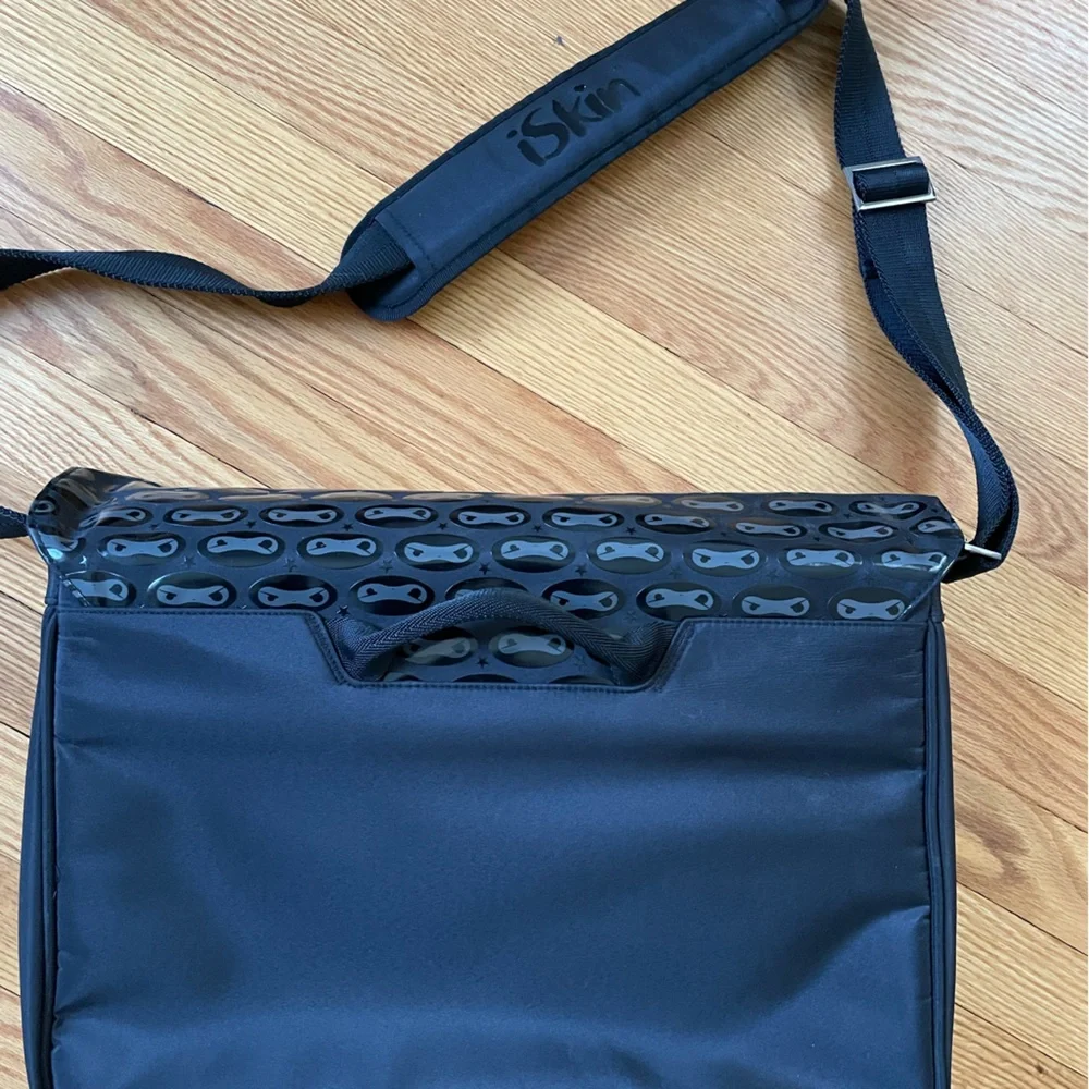 iSkin Black Ninja Laptop Computer Messenger Bag NWOT Quilted Inner Cover