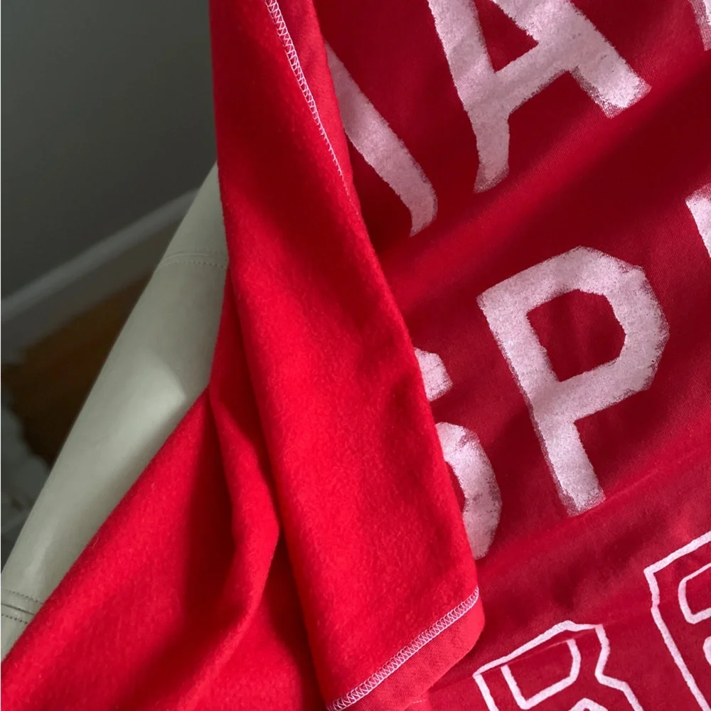 aerie red white