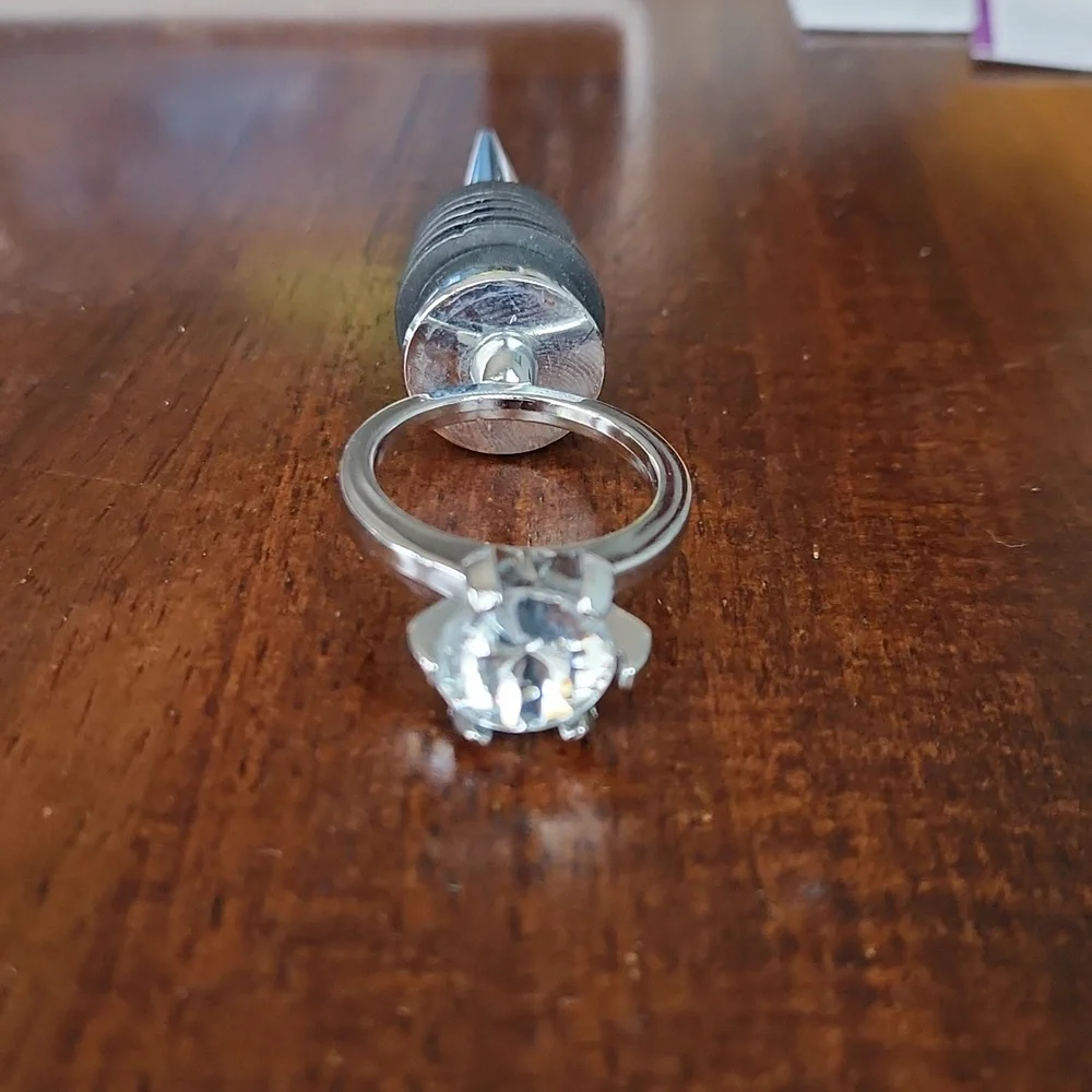 DIAMOND RING BOTTLE STOPPER.