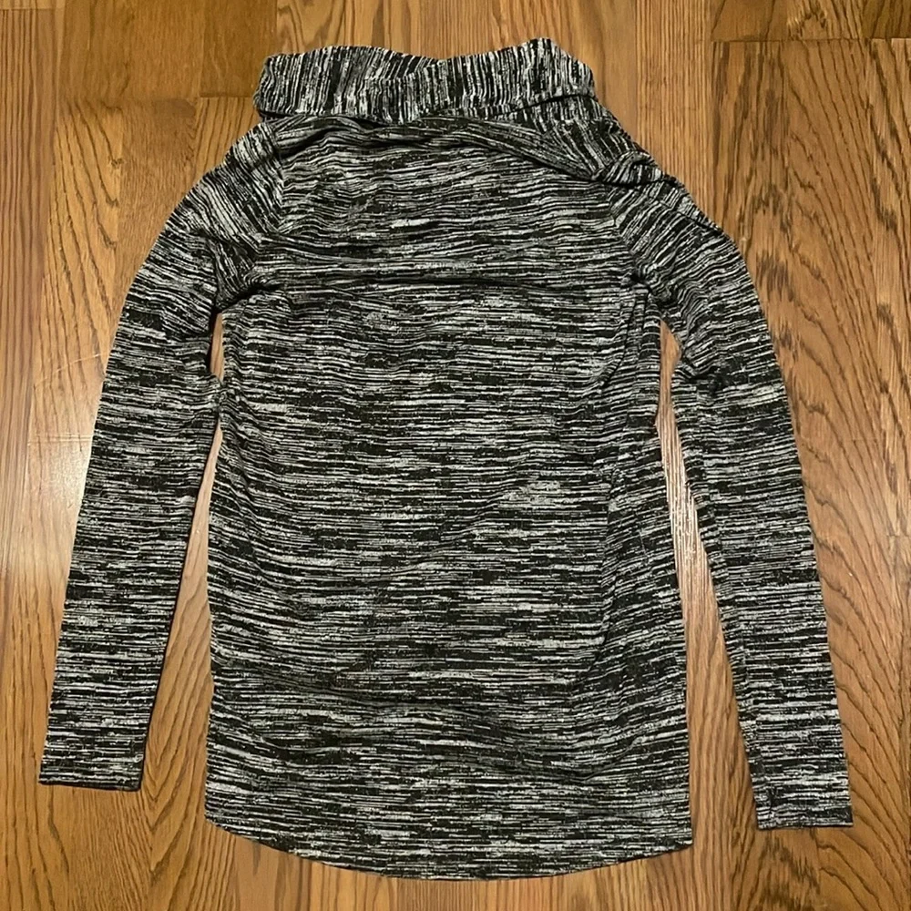 Hollister black & white sweater w/slanted zipper.
