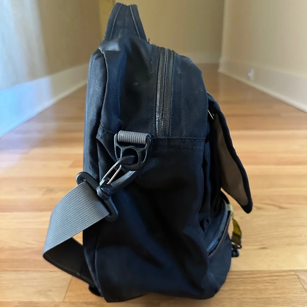 REI black messenger