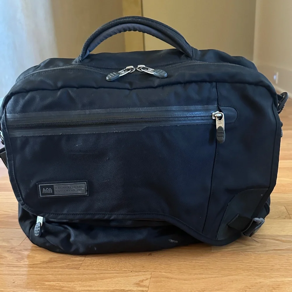 REI black messenger