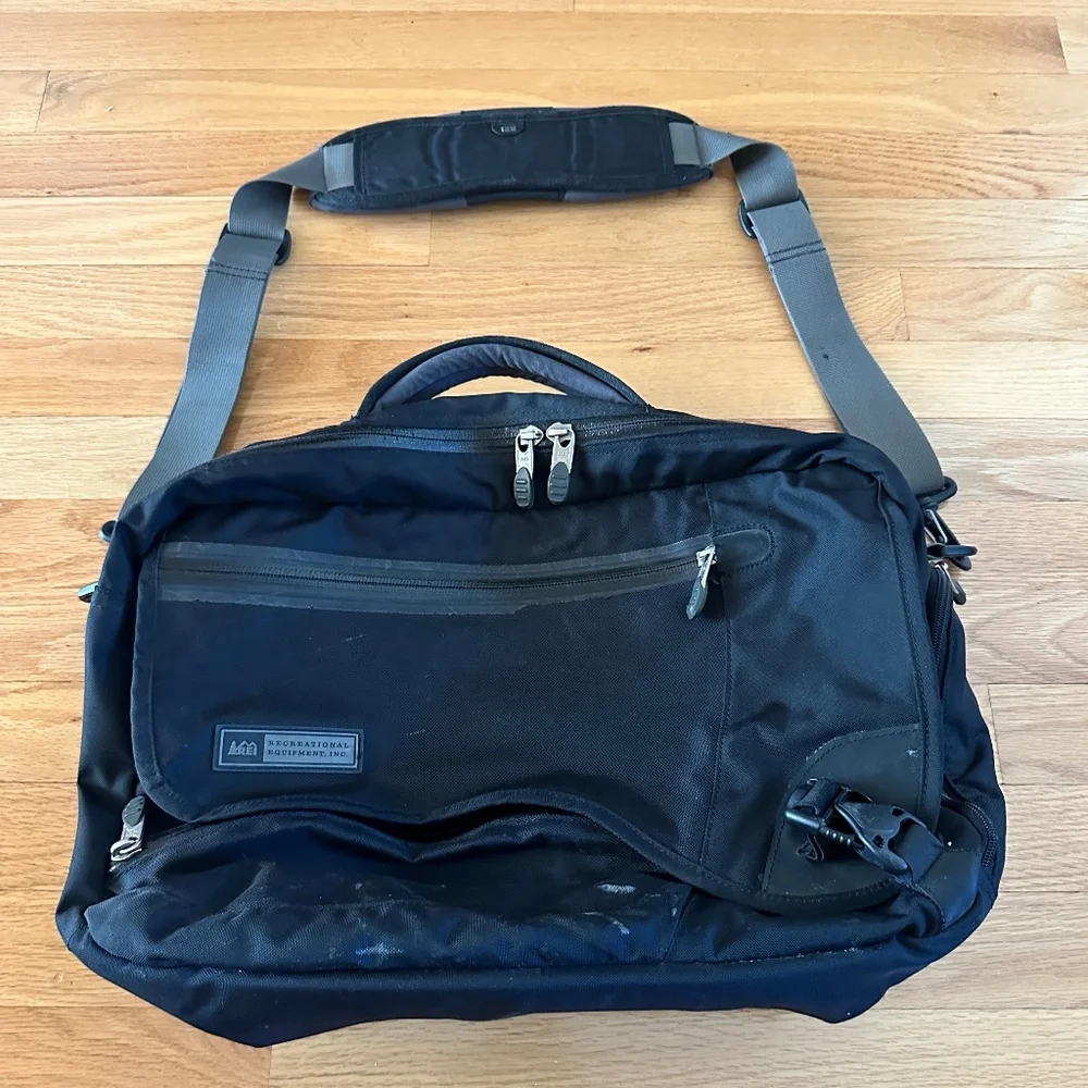REI black messenger