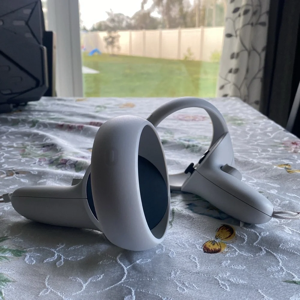 N/A white oculus