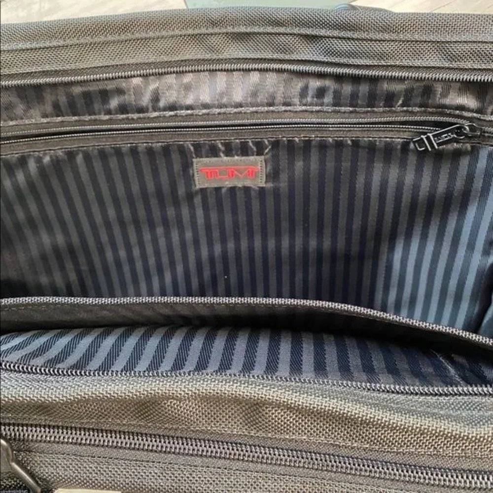 Tumi laptop business