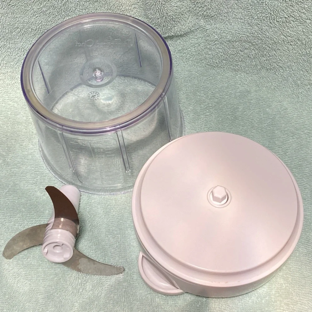 PAMPERED CHEF MANUAL FOOD PROCESSOR, INCLUDES HANDLE, LID & BOWL -PRE OWNED