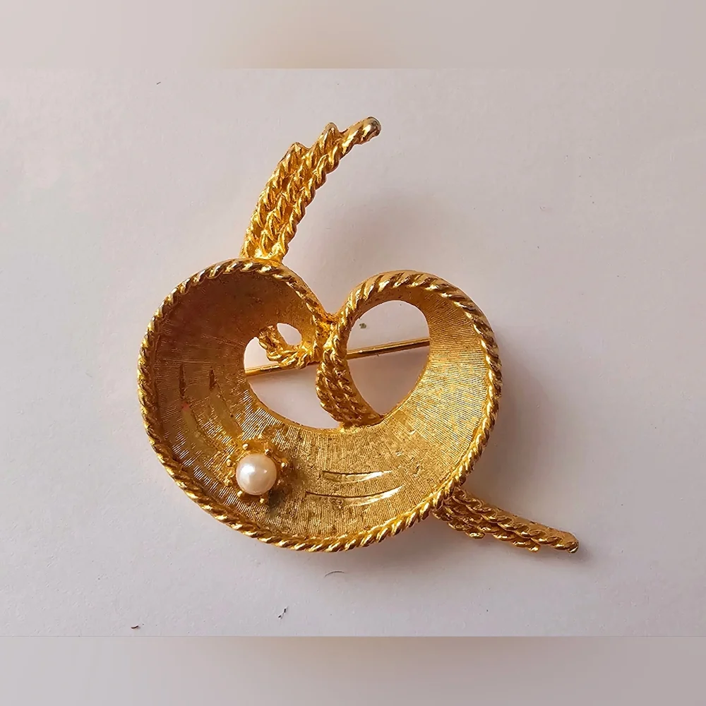 Mamselle vintage brush gold mid century cottagecore deco pearl brooch