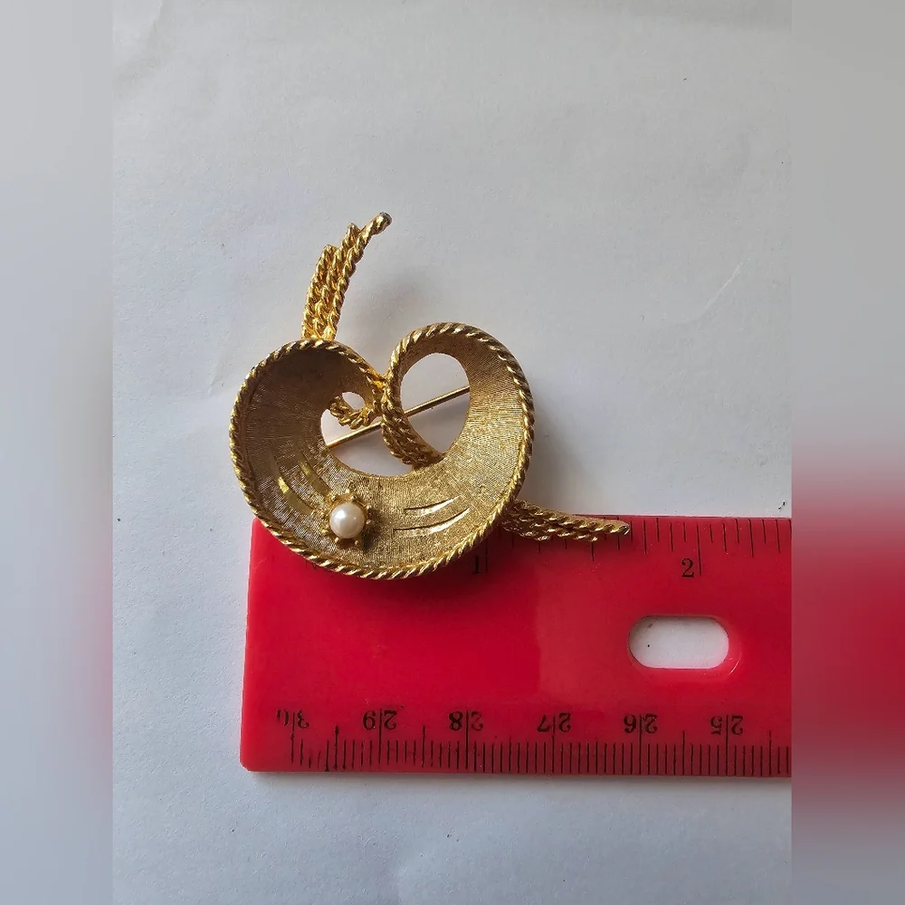 Mamselle vintage brush gold mid century cottagecore deco pearl brooch