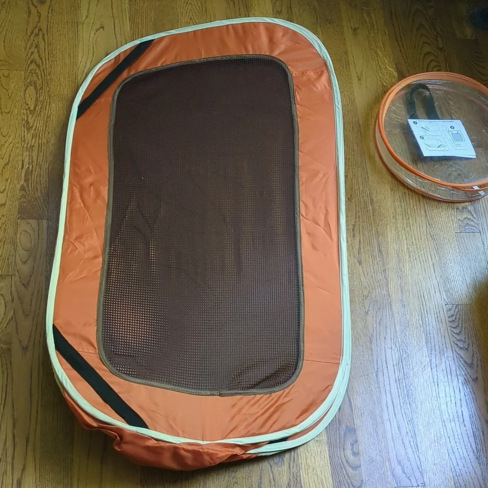 NWOT Pop-up Soft Dog Kennel
