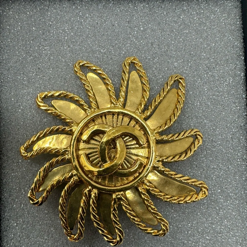 💯Authentic CHANEL Pre-Owned 1986-1988 sun motif CC brooch