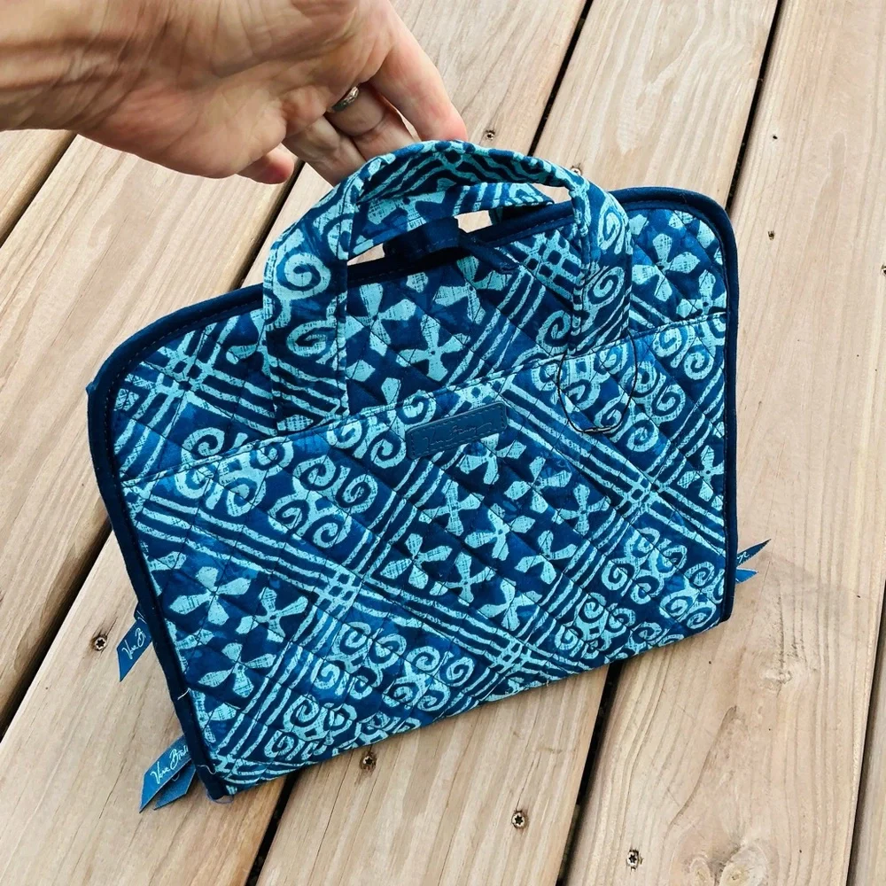 Vera Bradley travel organizer🕶️🪒🧼💊🪮🧴
