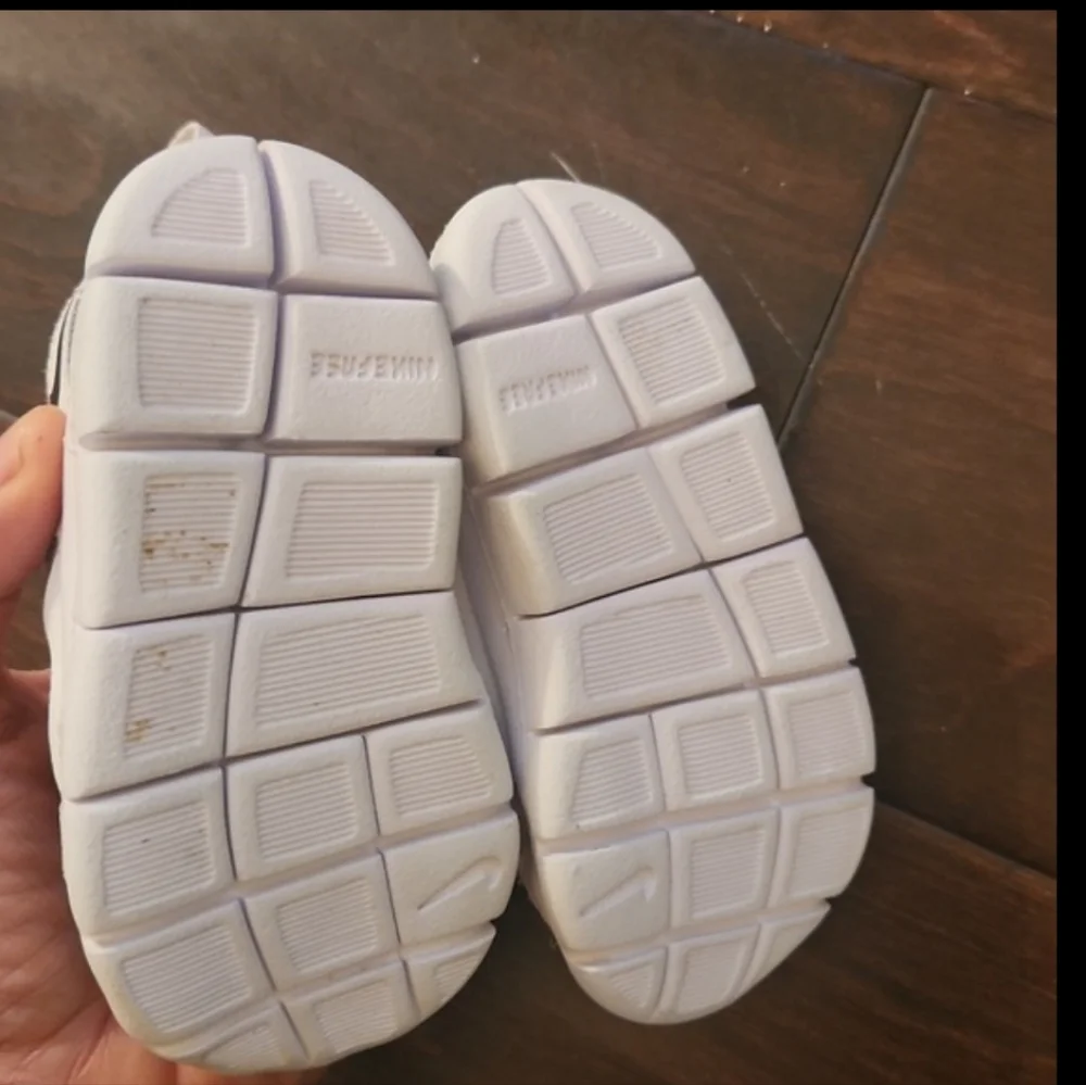 Nike baby boy white sneakers 2