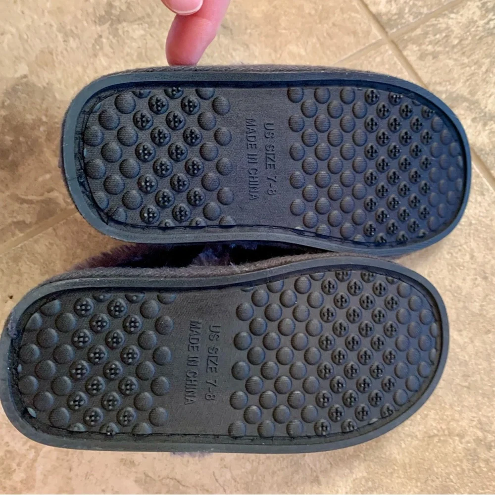 Boys “old man” Plaid fur slippers size 7-8