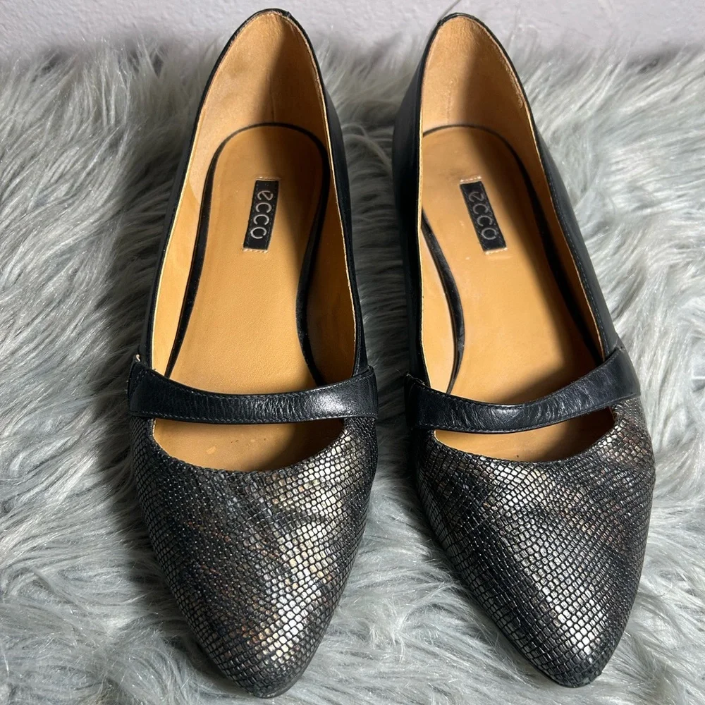 Ecco akita flats
