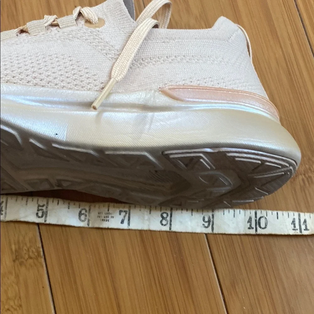 Beautiful APL ladies sneaker EUC