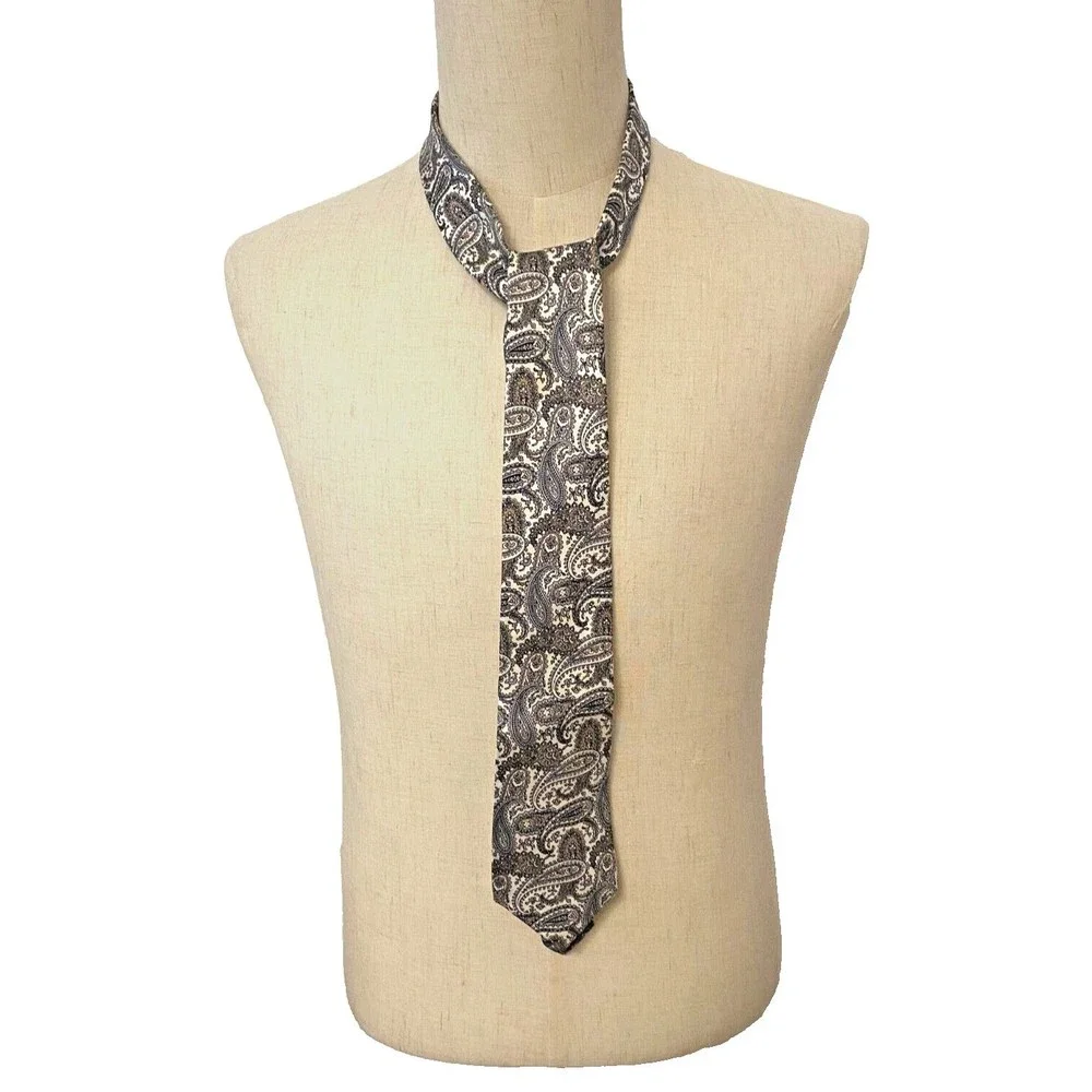 Vintage WINDSOR SHIRT COMPANY NECK TIE 100% Silk Hand Made PAISLEY Ivory Blue