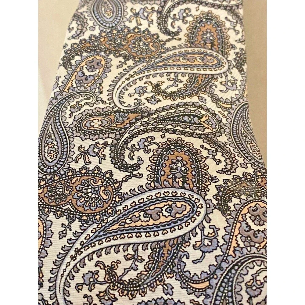 Vintage WINDSOR SHIRT COMPANY NECK TIE 100% Silk Hand Made PAISLEY Ivory Blue