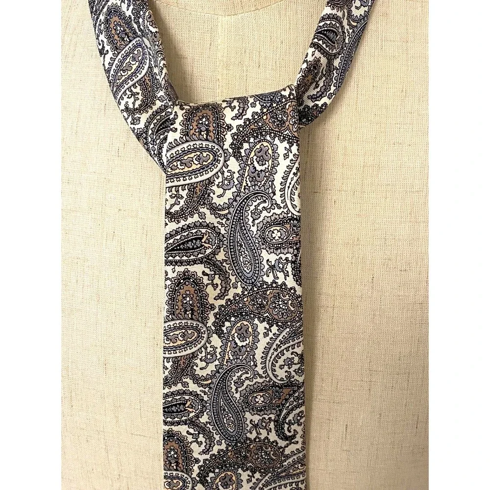 Vintage WINDSOR SHIRT COMPANY NECK TIE 100% Silk Hand Made PAISLEY Ivory Blue