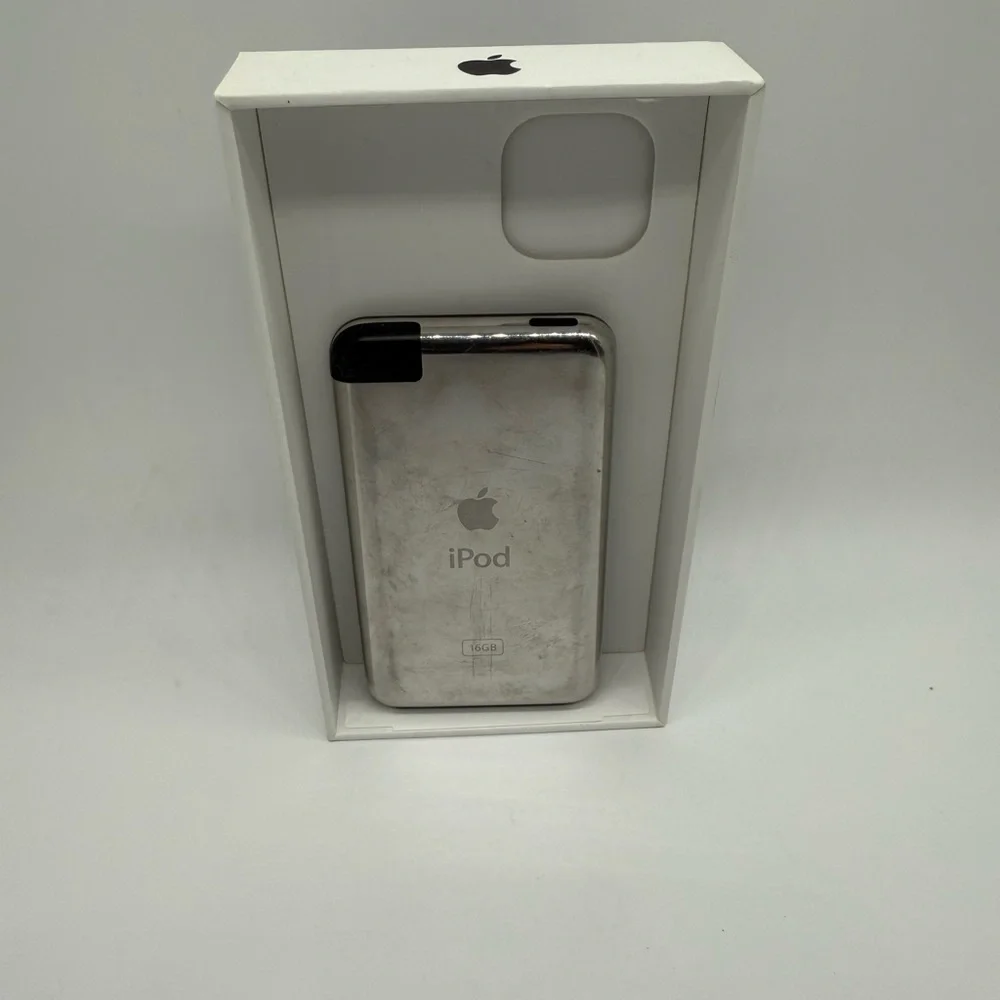 Apple Silver iPod Touch with USB Cable 16GB